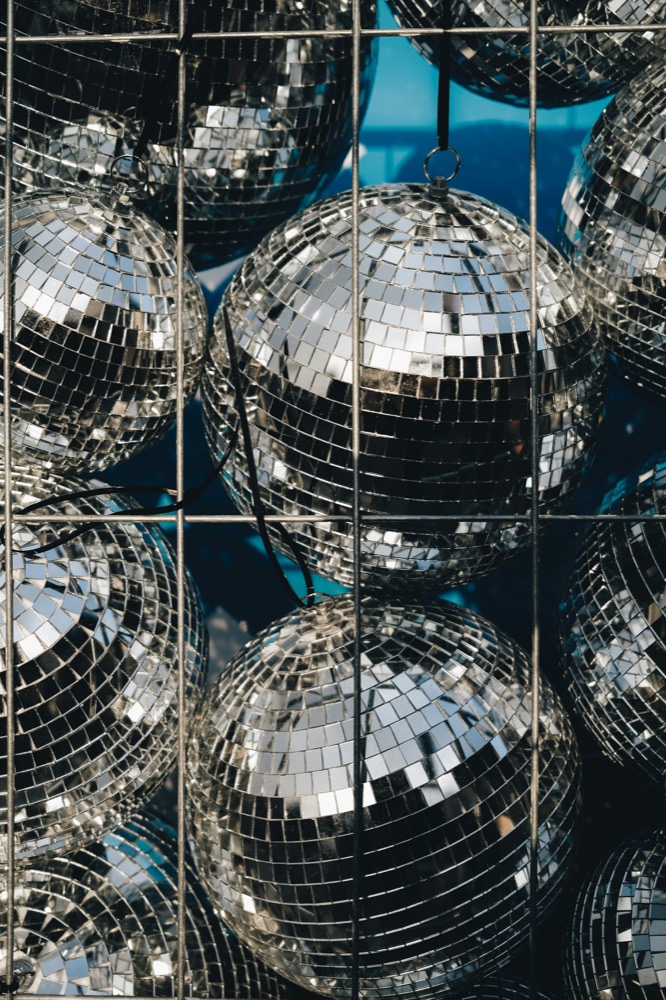 Viele Discokugeln hinter einem Metallgitter